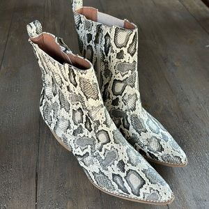 Boutique Brand New Snake Skin Ankle Boot - Size 10